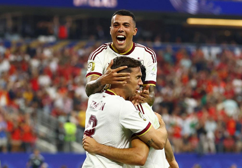 Španělé slaví gól v osmifinále MS 2026 Portugalsko - Španělsko