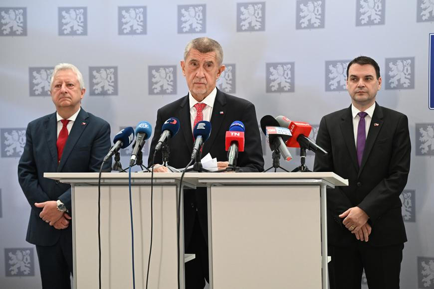Dvě procenta HDP na obranu dáme příští rok, slíbil Babiš před odletem na summit NATO