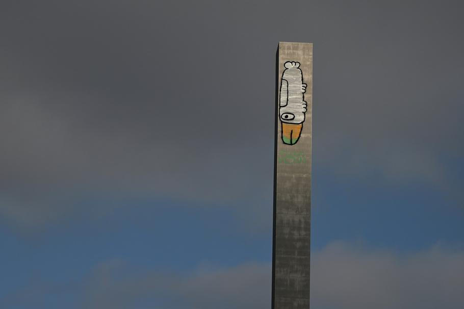 Police search for graffiti artist atop Melbourne's Bolte Bridge pylon