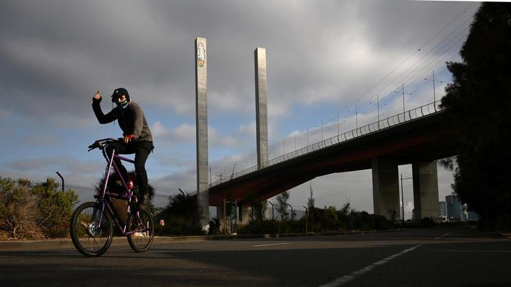 Police search for graffiti artist atop Melbourne's Bolte Bridge pylon