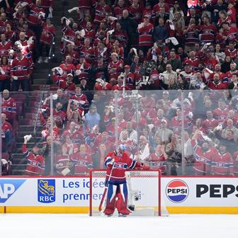 Jakub Dobeš při utkání play off NHL mezi Montrealem a Buffalem