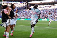 Romelu Lukaku z Belgie se spoluhráči oslavuje vítězství proti USA v osmifinále MS 2026.