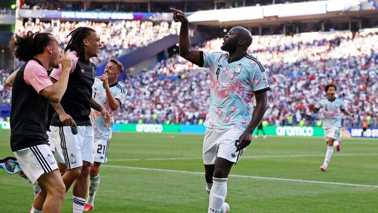 Romelu Lukaku z Belgie se spoluhráči oslavuje vítězství proti USA v osmifinále MS 2026.