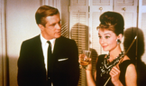 Audrey Hepburnová jako emancipovaná Holly Golightlyová a George Peppard ve slavném filmu Snídaně u Tiffanyho (1961). Letos uplyne 65 let od premiéry tohoto snímku.