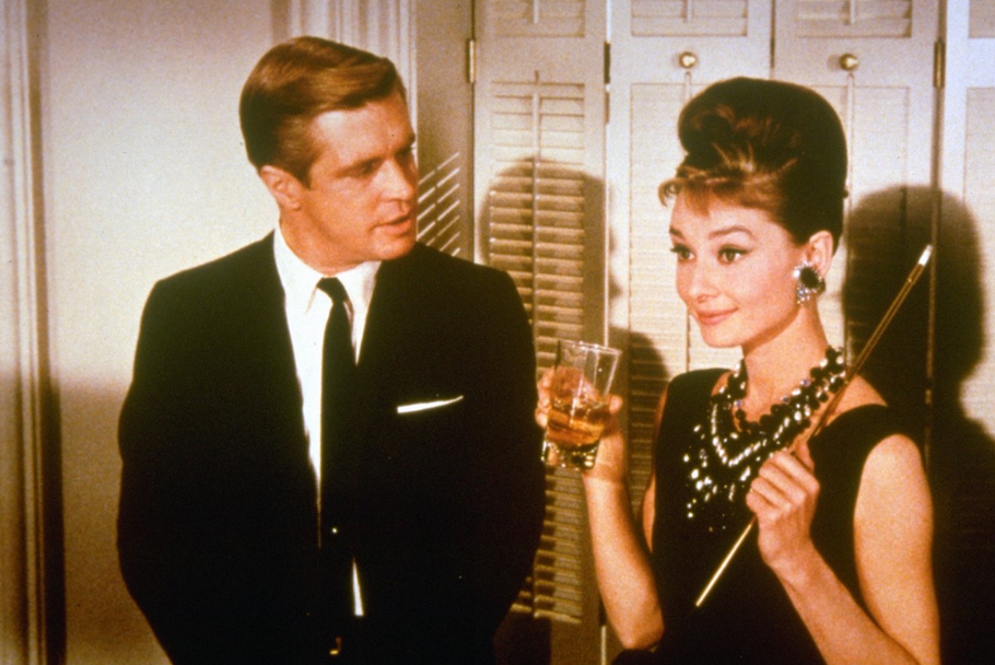 Audrey Hepburnová jako emancipovaná Holly Golightlyová a George Peppard ve slavném filmu Snídaně u Tiffanyho. Letos uplyne 65 let od premiéry tohoto snímku.