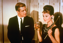 Audrey Hepburnová jako emancipovaná Holly Golightlyová a George Peppard ve slavném filmu Snídaně u Tiffanyho (1961). Letos uplyne 65 let od premiéry tohoto snímku.