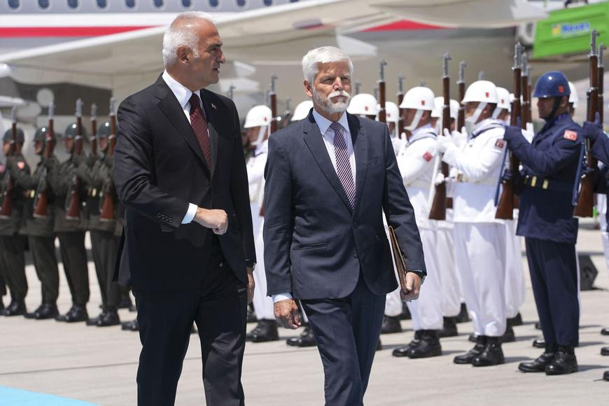 Prezident Pavel i premiér Babiš už jsou v Ankaře. Na večeři půjdou oba