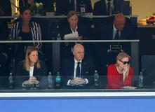 Šéf světového fotbalu Gianni Infantino sleduje osmifinále MS 2026 mezi USA a Belgií.
