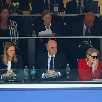 Šéf světového fotbalu Gianni Infantino sleduje osmifinále MS 2026 mezi USA a Belgií.