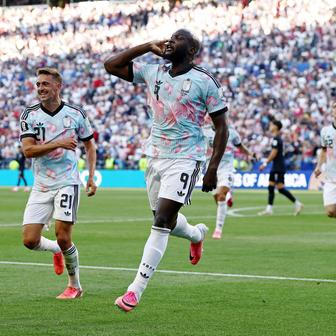 Romelu Lukaku z Belgie se spoluhráči oslavuje vítězství proti USA v osmifinále MS 2026.