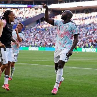 Romelu Lukaku z Belgie se spoluhráči oslavuje vítězství proti USA v osmifinále MS 2026.