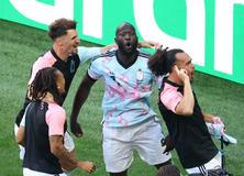 Romelu Lukaku z Belgie se spoluhráči oslavuje vítězství proti USA v osmifinále MS 2026.