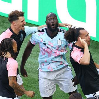 Romelu Lukaku z Belgie se spoluhráči oslavuje vítězství proti USA v osmifinále MS 2026.
