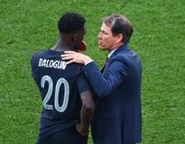 Americký fotbalista Folarin Balogun v rozhovoru s trenérem Belgie Rudim Garciou po osmifinále MS 2026