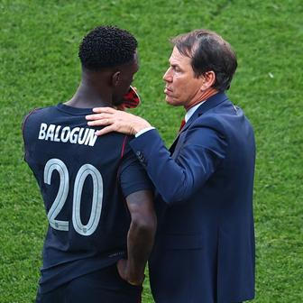 Americký fotbalista Folarin Balogun v rozhovoru s trenérem Belgie Rudim Garciou po osmifinále MS 2026