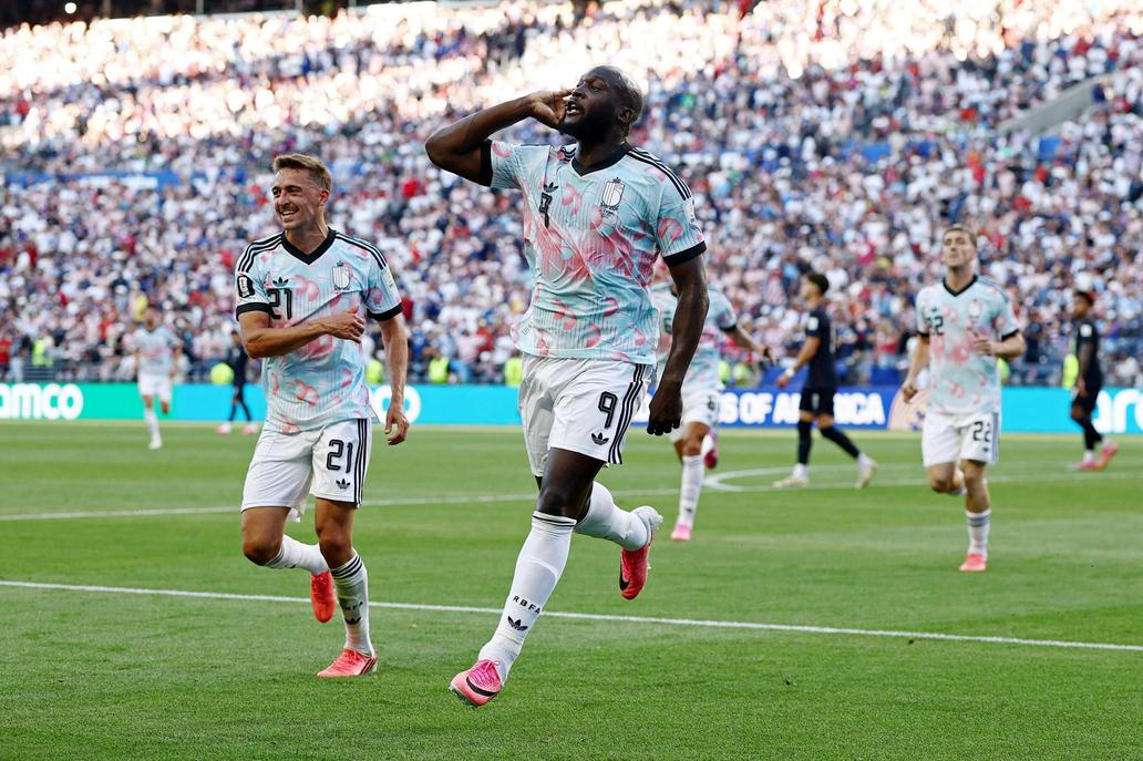 Romelu Lukaku z Belgie se spoluhráči oslavuje vítězství proti USA v osmifinále MS 2026.