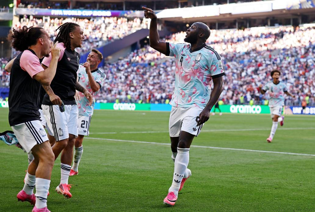 Romelu Lukaku z Belgie se spoluhráči oslavuje vítězství proti USA v osmifinále MS 2026.
