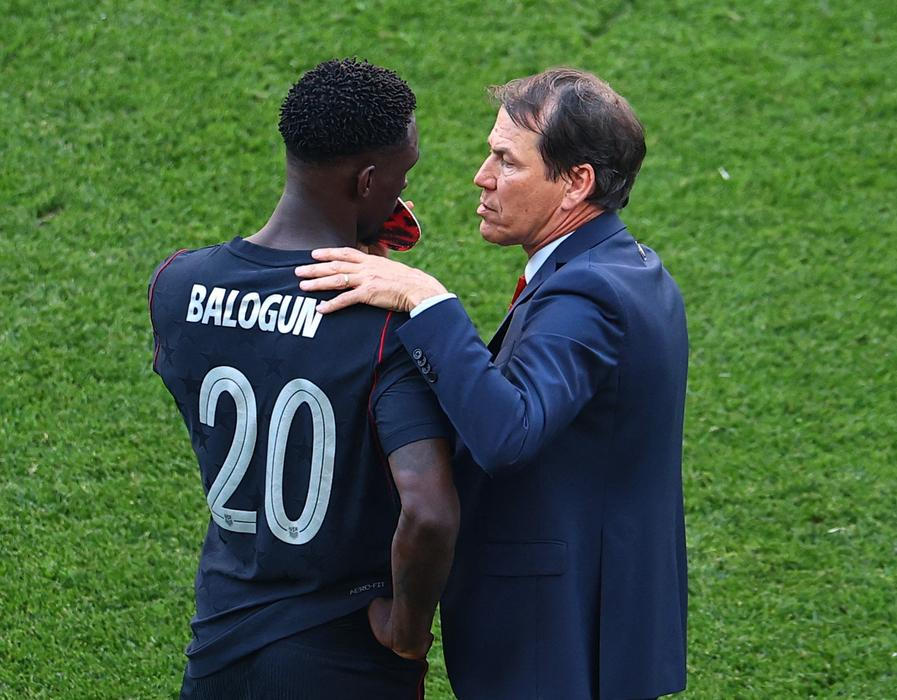 Americký fotbalista Folarin Balogun v rozhovoru s trenérem Belgie Rudim Garciou po osmifinále MS 2026