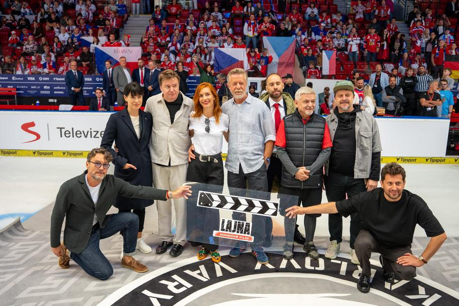 Tvůrci chystaného snímku Lajna - konečně film! (Petr Kolečko, režisér Vladimír Skórka, herci Jiří Langmajer, Hana Vagnerová, Michal Suchánek a další) zahájili natáčení v hokejové Mattoni Aréně v Karlových Varech. 