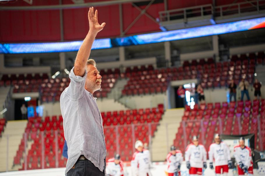 Jiří Langmajer se opět převtělí do role hokejového trenéra Hrouzka. V hokejové Mattoni Aréně v Karlových Varech začalo natáčení celovečerního snímku Lajna - konečně film!