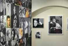 Instalace expozice Bruce Weber: Faces in the crowd. Výstava představuje více než 200 fotografií.