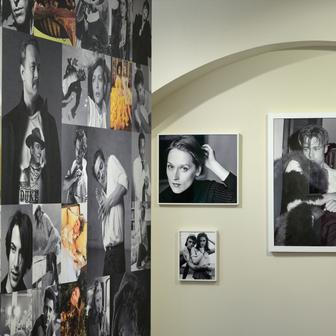 Instalace expozice Bruce Weber: Faces in the crowd. Výstava představuje více než 200 fotografií.