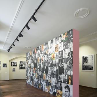Instalace expozice Bruce Weber: Faces in the crowd.