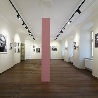 Instalace expozice Bruce Weber: Faces in the crowd. Výstava potrvá do 11. července 2026. 