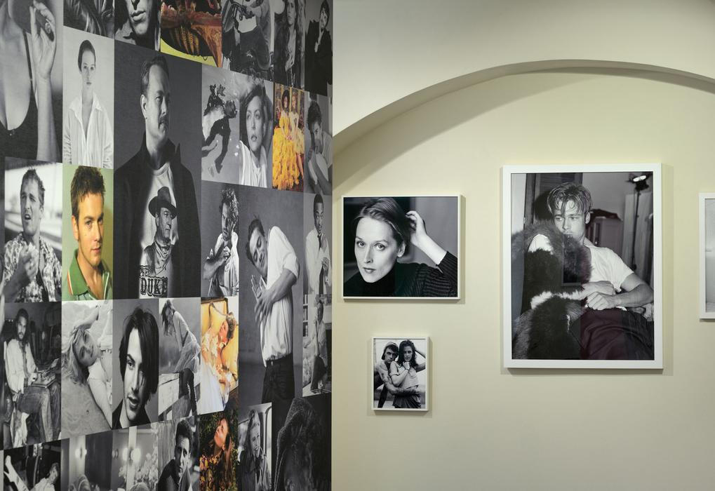 Instalace expozice Bruce Weber: Faces in the crowd. Výstava představuje více než 200 fotografií.