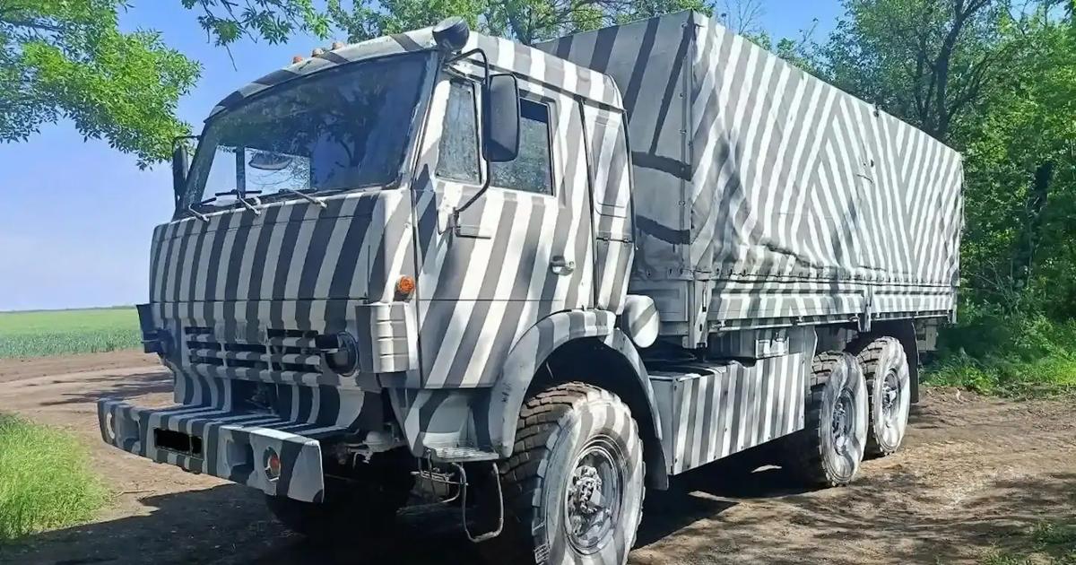 Proč ruské Kamazy vypadají jako zebry? Moskva vzkřísila trik z první světové války