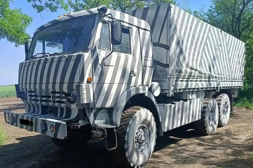 Proč ruské Kamazy vypadají jako zebry? Moskva vzkřísila trik z první světové války