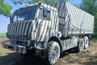 Ruský nákladní vůz Kamaz se zebřím maskováním.