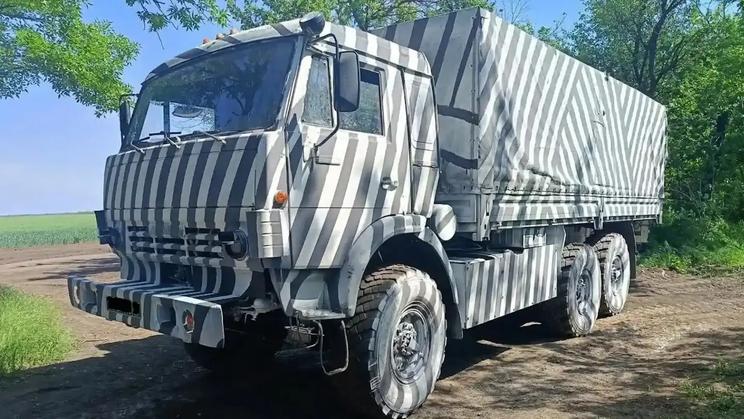 Ruský nákladní vůz Kamaz se zebřím maskováním.