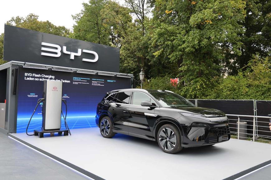 BYD chystá v Evropě revoluci v nabíjení. Za pár minut chce elektromobilům dodat stovky kilometrů dojezdu