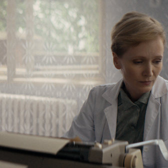 Anna Geislerová ve filmu Pramen (2026) jako gynekoložka Ingrid, která v polovině 80. let pracuje v jedné zapadlé okresní nemocnici. Působivé drama Ivana Ostrochovského, které letos soutěží na MFF v Karlových Varech, otevírá nevyřešenou kapitolu československých dějin, kdy o možnosti mít děti rozhodoval stát.