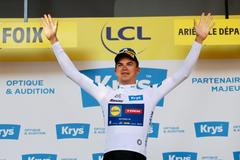 Český cyklista Mathias Vacek v bílém dresu po čtvrté etapě Tour de France 2026