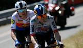 Český cyklista Mathias Vacek za Slovincem Janem Tratnikem ve čtvrté etapě Tour de France 2026