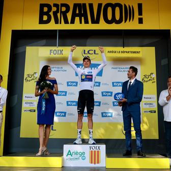 Český cyklista Mathias Vacek v bílém dresu po čtvrté etapě Tour de France 2026
