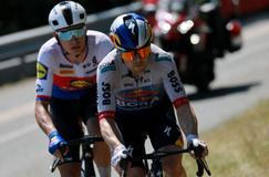 Český cyklista Mathias Vacek za Slovincem Janem Tratnikem ve čtvrté etapě Tour de France 2026