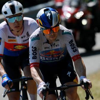 Český cyklista Mathias Vacek za Slovincem Janem Tratnikem ve čtvrté etapě Tour de France 2026