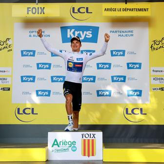 Český cyklista Mathias Vacek v bílém dresu po čtvrté etapě Tour de France 2026