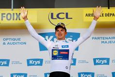 Český cyklista Mathias Vacek v bílém dresu po čtvrté etapě Tour de France 2026