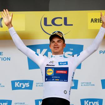 Český cyklista Mathias Vacek v bílém dresu po čtvrté etapě Tour de France 2026