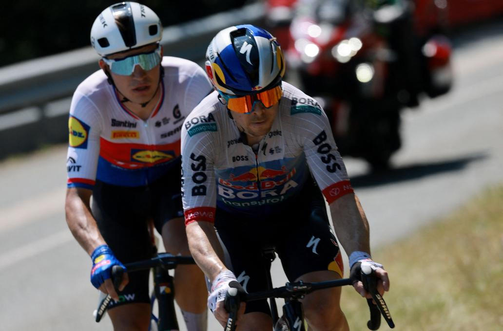 Český cyklista Mathias Vacek za Slovincem Janem Tratnikem ve čtvrté etapě Tour de France 2026