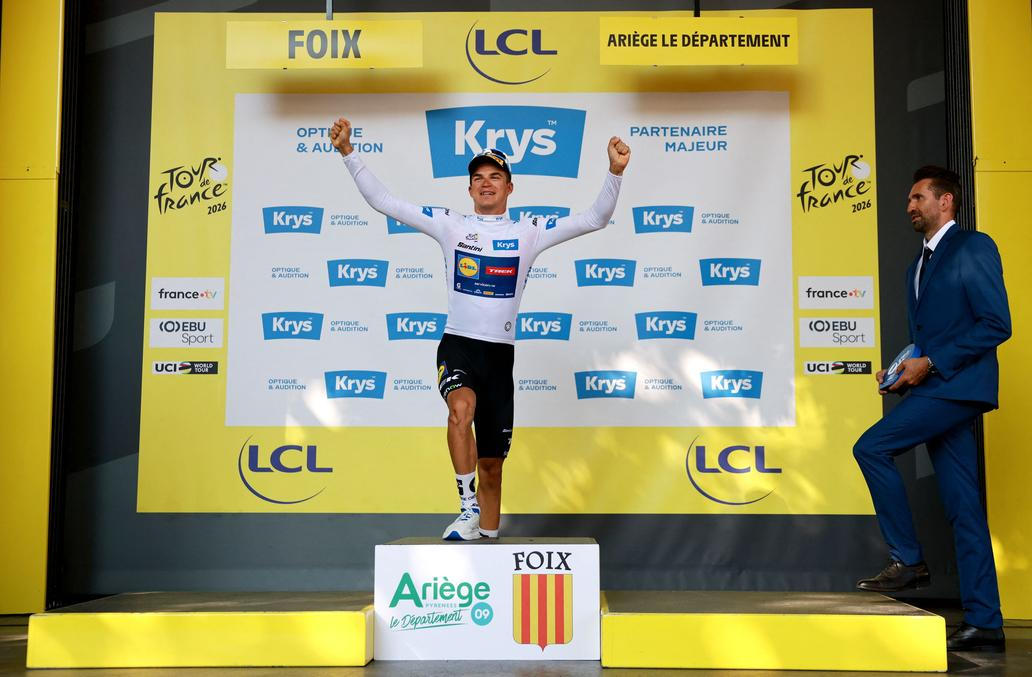 Český cyklista Mathias Vacek v bílém dresu po čtvrté etapě Tour de France 2026