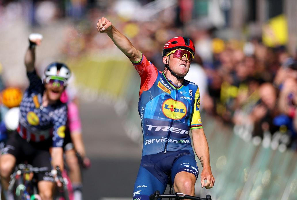 Mads Pedersen slaví triumf ve čtvrté etapě Tour de France 2026.