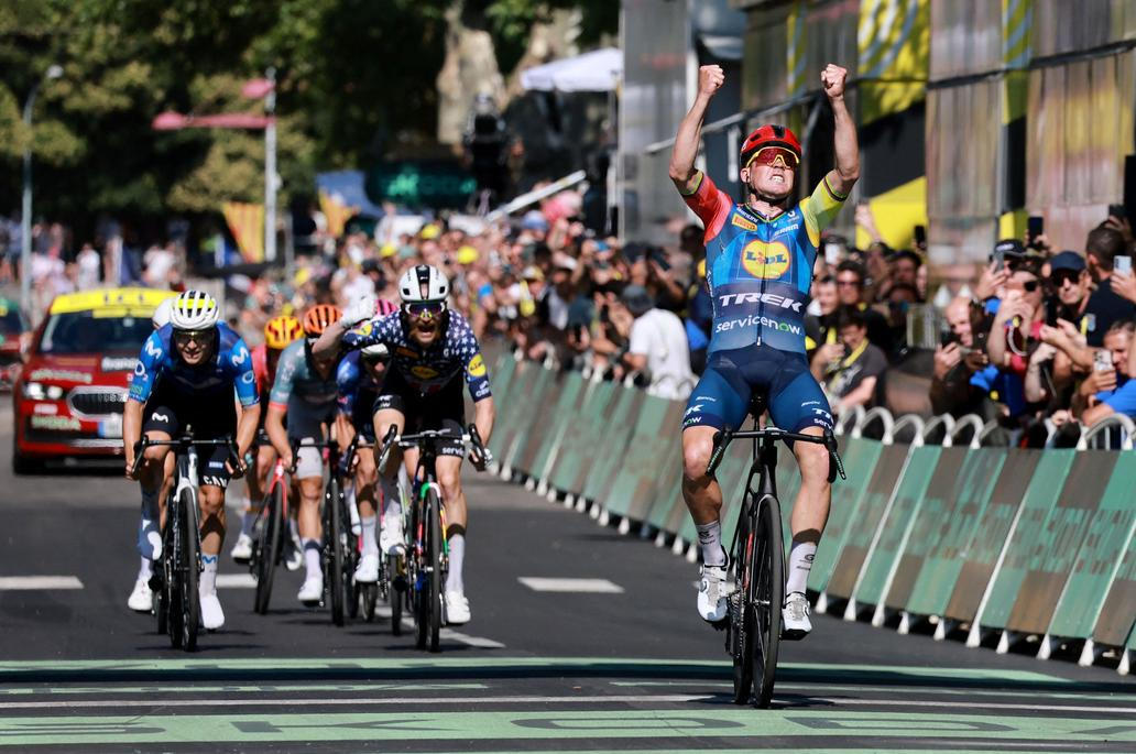Mads Pedersen slaví triumf ve čtvrté etapě Tour de France 2026.
