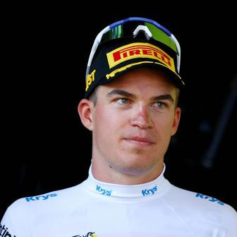 Český cyklista Mathias Vacek v bílém dresu po čtvrté etapě Tour de France 2026