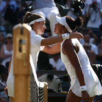 Karolína Muchová a Naomi Ósakaová po čtvrtfinále Wimbledonu 2026