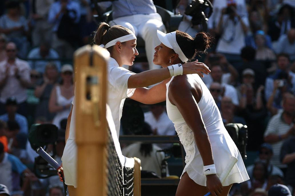 Karolína Muchová a Naomi Ósakaová po čtvrtfinále Wimbledonu 2026